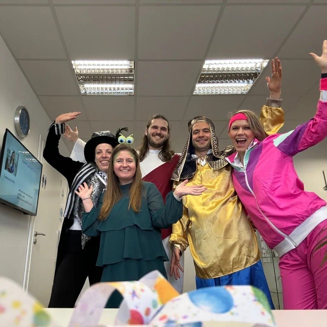 Kaarneval Teamfoto Physiotherapie Frei in Bewegung